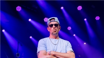 Der Musiker Jan Delay findet, kleine Festival werden von den Fans honoriert.