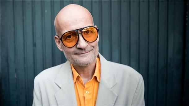 Der Musiker Mambo Kurt steht vor seinem Haus in Bochum.
