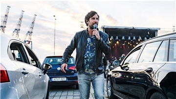 Der Musiker Max Giesinger bei seinem Konzert am Kreuzfahrtterminal Steinwerder. Der Sänger meldet sich nach seiner Social-Media-Pause zurück.
