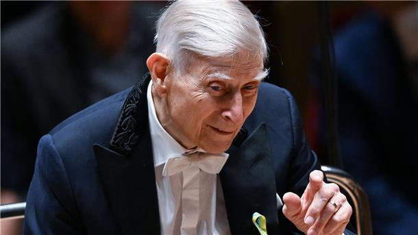 Dirigent Herbert Blomstedt erhält Opus Klassik Der Musiker und Dirigent Herbert Blomstedt dirigiert das Große Concert im Gewandhaus in Leipzig.
