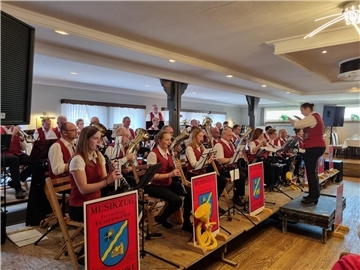 Musiker proben für ein Konzert: Der Musikzug der Freiwilligen Feuerwehr Kirchtimke veranstaltet am 6. April sein Frühlingskonzert.