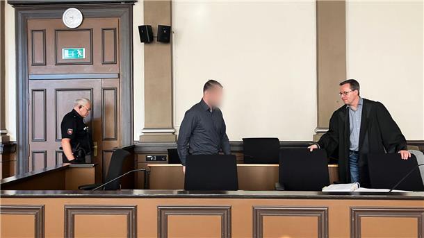 Wegen vierfachen Mordes angeklagter Soldat schweigt weiter Der mutmaßliche Mörder kam in Fußfesseln in den Gerichtssaal in Verden.