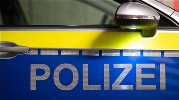 Das Wort "Polizei" ist auf der Tür eines Polizeiautos zu lesen.