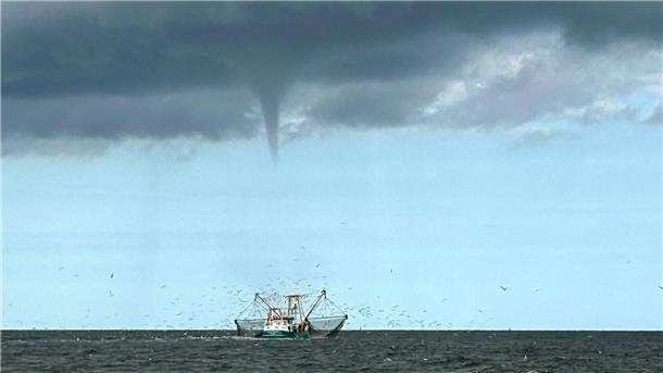 Mutmaßlicher Tornado zieht über Strand auf Borkum Der mutmaßliche Tornado zog später auf die Insel Borkum.