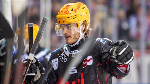 Ein Eishockeyspieler steht an der Bande und unterhält sich mit Teamkollegen. Ludwig Byström von den Fischtown Pinguins.