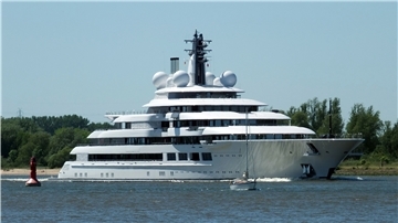 Der Name der Yacht „Scheherazade“ könnte auf einen arabischen Eigner hinweisen. Das Schiff ist von der Lürssen-Gruppe gebaut worden.