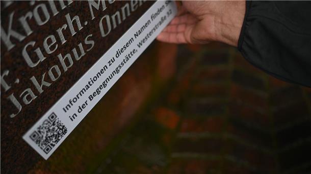 Kriegsverbrecher statt Kriegsopfer auf Weener Ehrenmal Der Name von Jakobus Onnen auf einem Ehrenmal für Kriegsopfer im ostfriesischen Weener wird überklebt - er war neuesten Erkenntnissen zufolge an Kriegsverbrechen beteiligt.