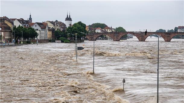 Der Neckar ist auf Höhe der historischen Altstadt von Heidelberg bei massivem Hochwasser über die Ufer getreten.