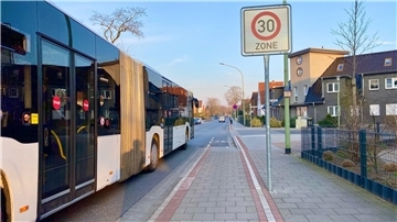 Der neu gebaute und der noch alte Teil des langen Mecklenburger Wegs in Leherheide verunsichert viele: Teils gilt neuerdings Tempo 30, teils nur halbtags, teils gilt noch 50er Tempo.