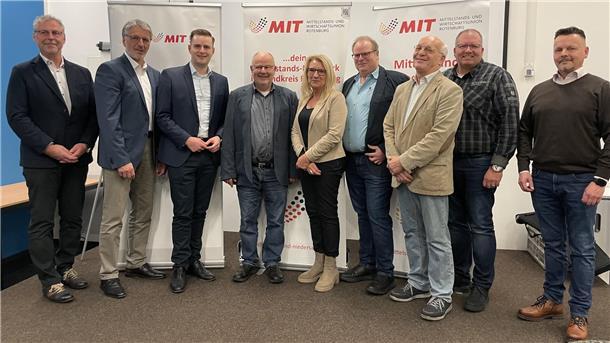 Der neu gewählte Vorstand des MIT-Kreisverbandes Rotenburg mit dem Vorsitzenden Dieter Schnittjer (Zweiter von links) und dessen Stellvertreter Niklas Brockmann (rechts daneben).