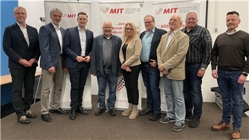 Der neu gewählte Vorstand des MIT-Kreisverbandes Rotenburg mit dem Vorsitzenden Dieter Schnittjer (Zweiter von links) und dessen Stellvertreter Niklas Brockmann (rechts daneben).