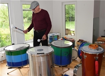 Der Neu-Ostereistedter Hans-Jörg Regenspurg an einigen der Instrumente, die elementar sind für die Samba-Rhythmen. Dazu gehören unter anderem die großen Trommeln namens "Surdo".