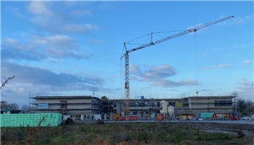 Der Neubau der Grundschule Harrien an der Ladestraße liegt nach wie vor im Zeitplan. Das gesamte Dach der Schule soll für die Nutzung von Photovoltaik genutzt werden. Dafür nimmt die Stadt noch einmal viel Geld in die Hand.