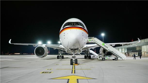 Der neue Airbus A350 „Konrad Adenauer“ der Flugbereitschaft steht auf dem militärischen Teil des Flughafens Berlin-Brandenburg (BER).