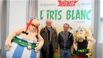 Der neue „Asterix“-Comic „Die weiße Iris“ ist der 40. Band und der erste, an dem der Texter Fabcaro (2.v.r.) mitgewirkt hat. Gemeinsam mit Zeichner Didier Conrad (2.v.l) stellte er Details zum neuen Band mit den Figuren Asterix (r) und Obelix vor.