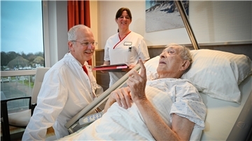 Der neue Chirurgie-Chefarzt Dr. Frank Peter Schulze mit Herrn Lahrmann und Krankenschwester Carmen Rust.