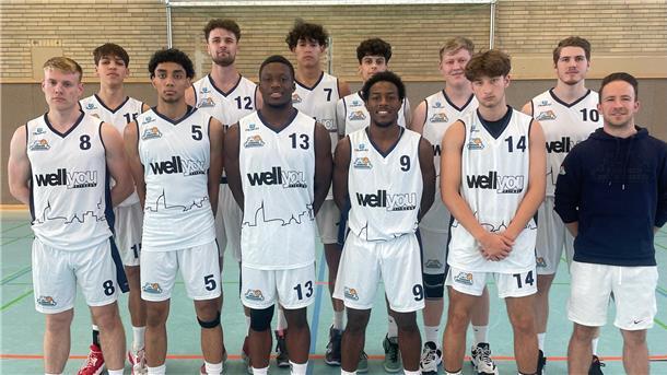 Der neue Eisbären-Kader für die Basketball-Regionalliga. Hintere Reihe (v.l.): Noah Bakker, Malte Buhl, Alexander Vourliotis, Leo Manukian, Jayson Pfannenstiel, Max Ilinseer. Vordere Reihe (v.l): Mitja Kruhl, Hakim Malano, Bryan Kamden, Daniel Almarante, Ben Chakur-Abderrahmane, Coach Max Melching