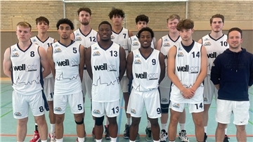 Der neue Eisbären-Kader für die Basketball-Regionalliga. Hintere Reihe (v.l.): Noah Bakker, Malte Buhl, Alexander Vourliotis, Leo Manukian, Jayson Pfannenstiel, Max Ilinseer. Vordere Reihe (v.l): Mitja Kruhl, Hakim Malano, Bryan Kamden, Daniel Almarante, Ben Chakur-Abderrahmane, Coach Max Melching