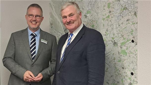 Der neue Geschäftsführer des Kreisverbandes Wesermünde,Sascha Moltzahn (l.), mit Deichgräfe Hans-Otto Hancken. 
