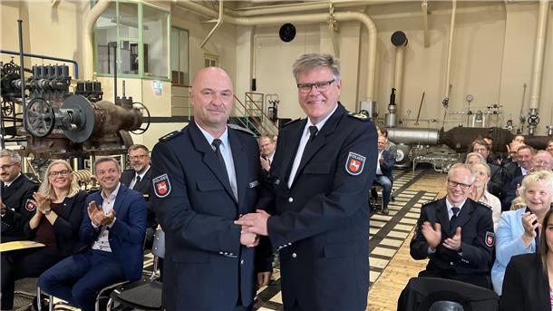 Der neue Inspektionsleiter Carsten Hoffmeyer (links) wurde jetzt von Polizeipräsident Andreas Sagehorn in Delmenhorst ins Amt eingeführt.