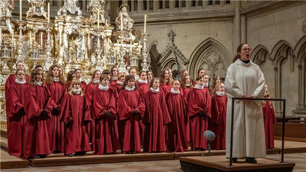 Der neue Mädchenchor der Regensburger Domspatzen ist im Dom St. Peter in Regensburg zum ersten mal öffentlich aufgetreten.