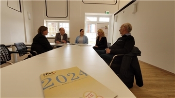 Der neue Mehrzwecksaal im RVZ Nordholz ist endlich fertig: Julia Binkowski (von links) vom Landkreis, RVZ-Geschäftsführer Dr. Andreas Rühle, Nina Pfautsch vom Demenzstützpunkt, VHS-Leiterin Dr. Marie-Louise Rendant und Helge Rothenberg vom Seniorenbeirat Wurster Nordseeküste tauschen Ideen für den neuen Veranstaltungsraum aus.