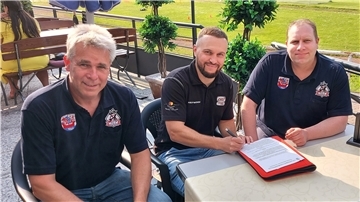 Der neue Nachwuchstrainer ist Dominik Döge (Mitte) mit REV-Jugenleiter Horst Müller (links) und Sportwart Timo Basse.