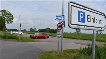 Der neue Parkplatz bei der Seefelder Mühle ist jetzt auch ausgeschildert - mitsamt einer Einbahnstraßen-Regelung. Lastwagen sind hier verboten.