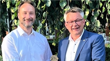 Der neue Präsident des Lions Clubs Wesermünde, Andreas Wittenberg (rechts), übernimmt die Amtsglocke von Falk Scheibe-in der Stroth. 