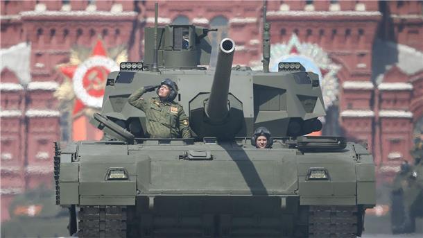 Der neue russische Panzer Armata T-14 während der Militärparade zum Tag des Sieges auf dem Roten Platz in Moskau (Archivbild).
