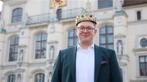 Verwaltungsbeamter wird 21. schwuler Lüneburger Heidekönig Der neue schwule Heidekönig ist nun in Amt und Würden.
