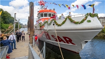 Der neue Seenotrettungskreuzer „Hamburg" der Deutschen Gesellschaft zur Rettung Schiffbrüchiger (DGzRS) liegt vor der Schiffstaufe am Anleger.