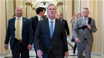 Der neue Sprecher des US-Repräsentantenhauses, Kevin McCarthy, spricht auf dem Weg in Büro mit Journalisten.