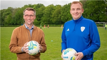 Der neue und alte Vorsitzende Gerrit Michaelis (links) und der sportliche Leiter Sören Aldag sehen den JFV Bremerhaven für die Zukunft gut aufgestellt.