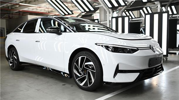 Der neue vollelektrischen ID.7. von Volkswagen steht im VW-Werk Emden in der Produktionshalle.