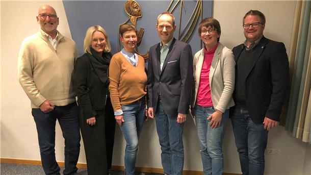 Der neue Vorstand des Fördervereins der Evangelischen Jugend Sittensen (von links): Thorsten Wiener, Friederike Carstens, Silke Herbert-Rathjen, André Schlesselmann, Christiane Böckmann und Pastor Sven Kahrs.