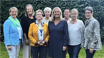 Der neue Vorstand des Inner Wheel Club Nordheide mit der neuen Präsidentin Angela Harms (Dritte von links) und Vorgängerin Ulrike Schloen (vorn, Mitte).