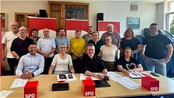 Gruppenfoto von einem SPD-Veranstaltungstag. Der neue Vorstand des SPD-Unterbezirks Wesermarsch möchte die kommenden Monate nutzen, um die politischen Schwerpunkte – insbesondere im Hinblick auf die Kommunalwahl 2026 – zu setzen und die Zusammenarbeit innerhalb der Partei sowie mit der Gemeinschaft weiter zu vertiefen.