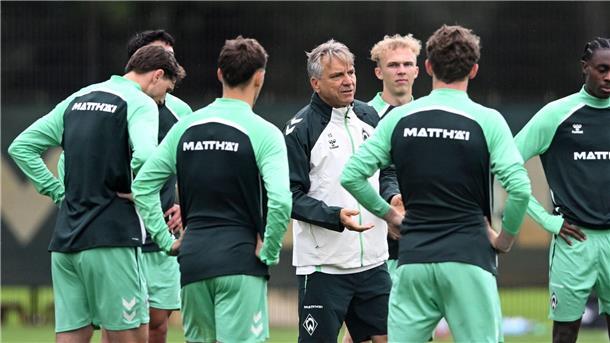 Zu wenig Spieler: Werder sagt Testspiel wieder ab Der neue Werder-Trainer Horst Steffen und seine Spieler.