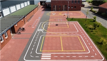 Der neugestaltete Vorplatz der Tjede-Peckes-Grundschule bietet viel Abwechslung für die Kinder und Jugendlichen.