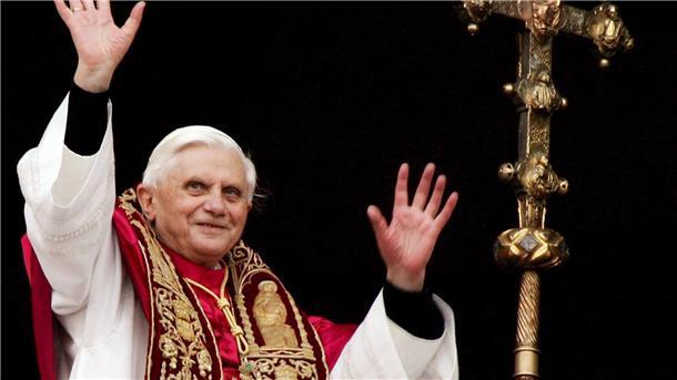 Der neugewählte Papst Benedikt XVI. grüßt am 19. April 2005 die Gläubigen vom Balkon des Petersdoms im Vatikan. Benedikt verzichtete im Jahr 2013 freiwillig auf das Amt.