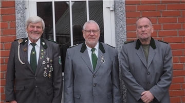 Der neugewählte Vorstand des Schützenvereins Padingbüttek (von links): Günther Tants (1. Vorsitzender), Rainer von Glahn (2. Vorsitzender) und Hartmut Milter (Kassenwart).
