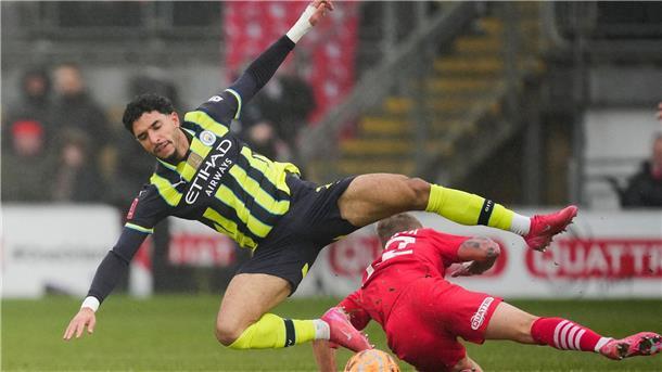 Der Neuzugang aus der Bundesliga ging ohne Torerfolg wieder vom Platz: Omar Marmoush (l).