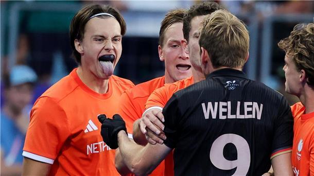 Der Niederländer Duco Telgenkamp (l) provoziert den Deutschen Niklas Wellen.