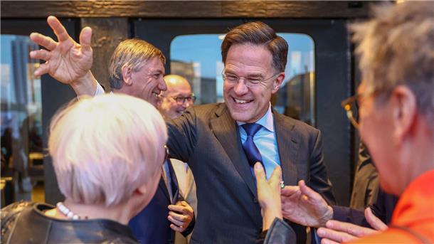 Scholz-Rede zur Eröffnung der Leipziger Buchmesse gestört Der niederländische Ministerpräsident Mark Rutte begrüßt die Kulturstaatsministerin Claudia Roth vor der Eröffnung der Leipziger Buchmesse im Gewandhaus.