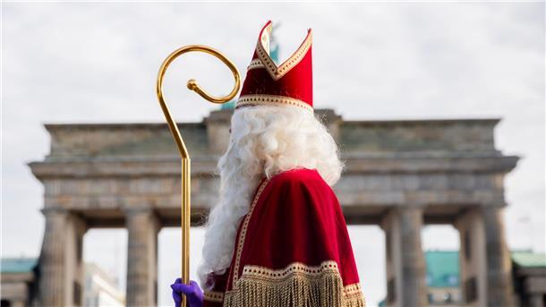 Der niederländische Sinterklaas reist traditionell mit dem Dampfschiff an. (Archivbild)
