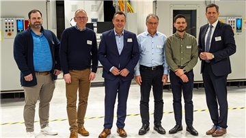 Stephan Schrader (Abteilungsleitung für Batterie und – Vibrationsprüfung), Detlef Wellbrock (Bürgermeister der Gemeinde Loxstedt), Oliver Lottke (MdL), Costakis und Marios Constantinou (Geschäftsleitung von LABCO), Olaf Lies (Niedersächsischer Wirtschaftsminister).