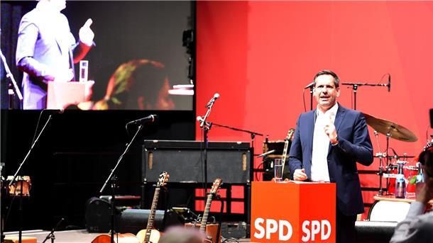 Der niedersächsische Wirtschaftsminister Olaf Lies (SPD) spricht bei einer Wahlkampfveranstaltung in Bremen.