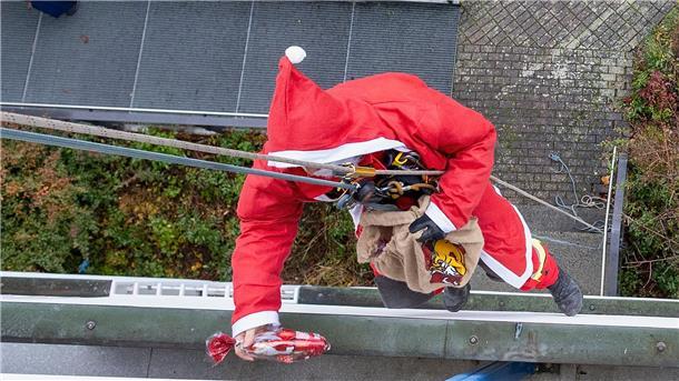 Nikolaus und Superhelden bringen Geschenke Der Nikolaus kennt keine Hindernisse. Die Jungen Patienten der Kinderklinik des Uniklinikums Würzburg bekommen Geschenke.