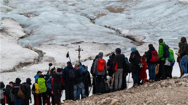 Der Nördliche Schneeferner unweit der Kapelle wird Wissenschaftlern zufolge wohl ab 2030 den Status als Gletscher verlieren.